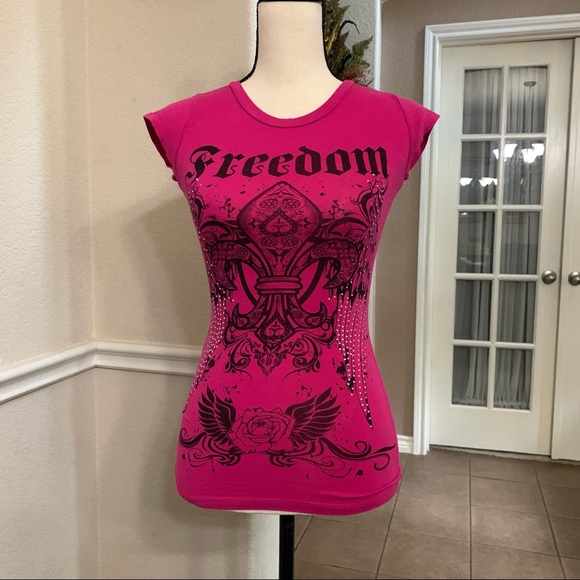 Hot Pink t-shirt with Freedom on front - Picture 3 of 13